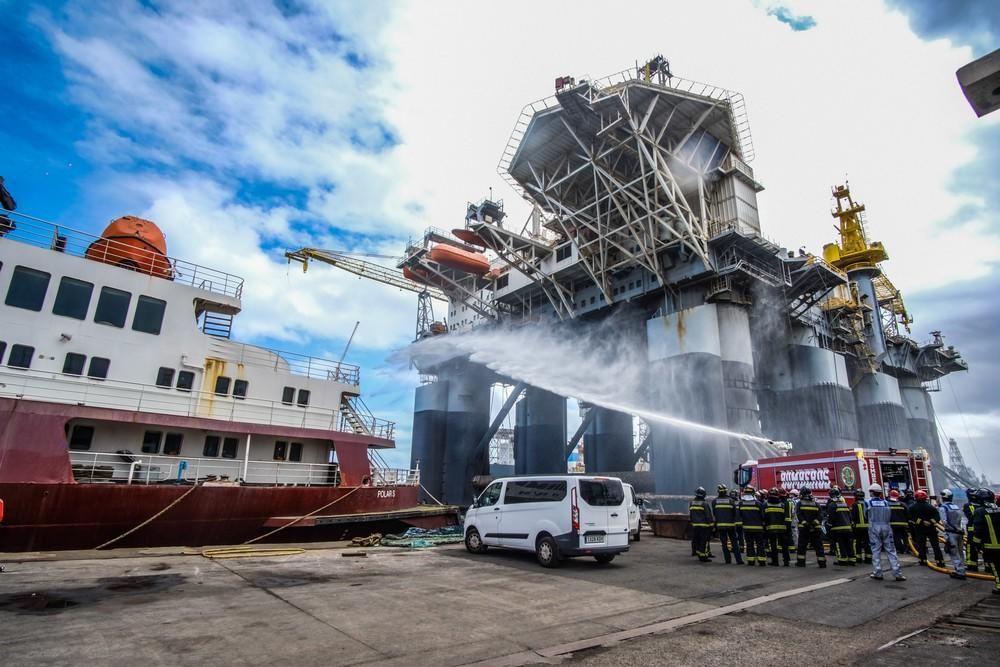 Simulacro de incendio en un buque en el Puerto de La Luz