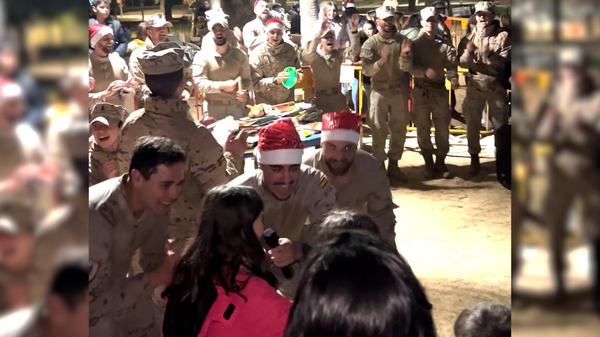 Los militares en Catarroja se unen al ‘tuki tuki’ viral de David Bisbal para animar a los niños en Navidad
