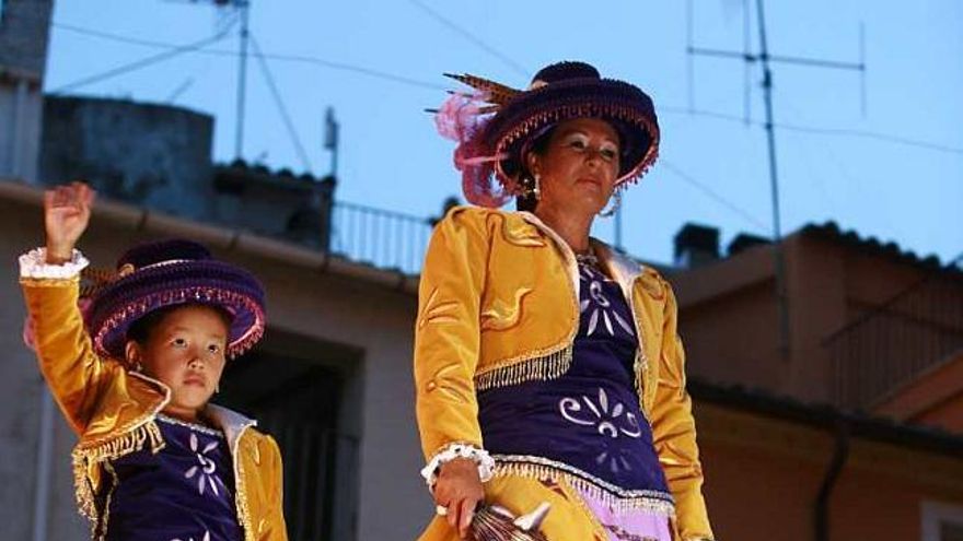 Ana Llavori llevaba un precioso vestido con tonalidades amarillas y moradas