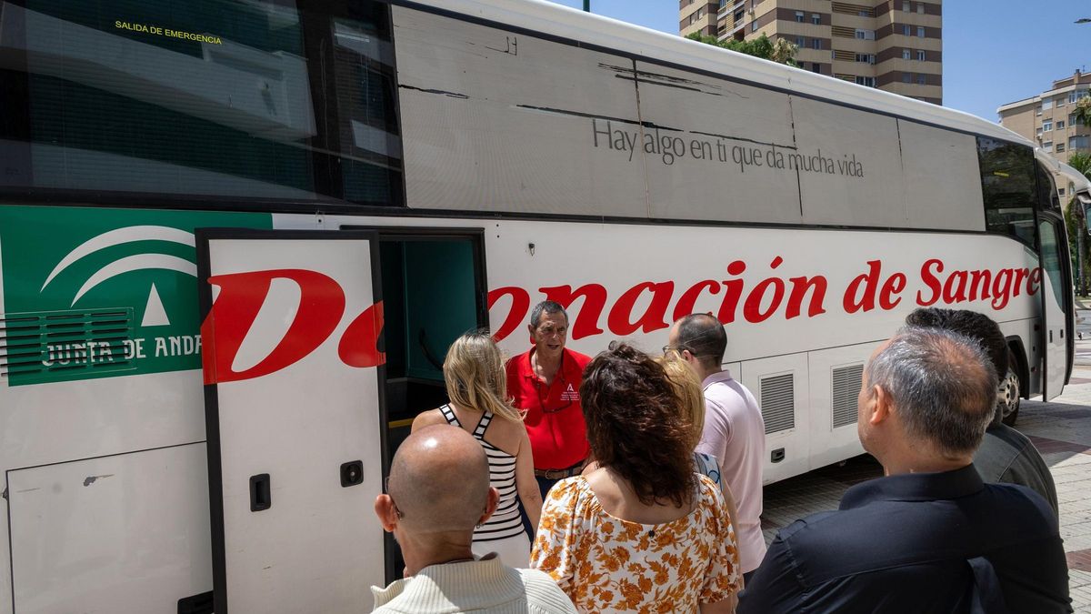 Trabajadores de Unicaja en Málaga muestran su lado más solidario y participan en una campaña de donación de sangre.