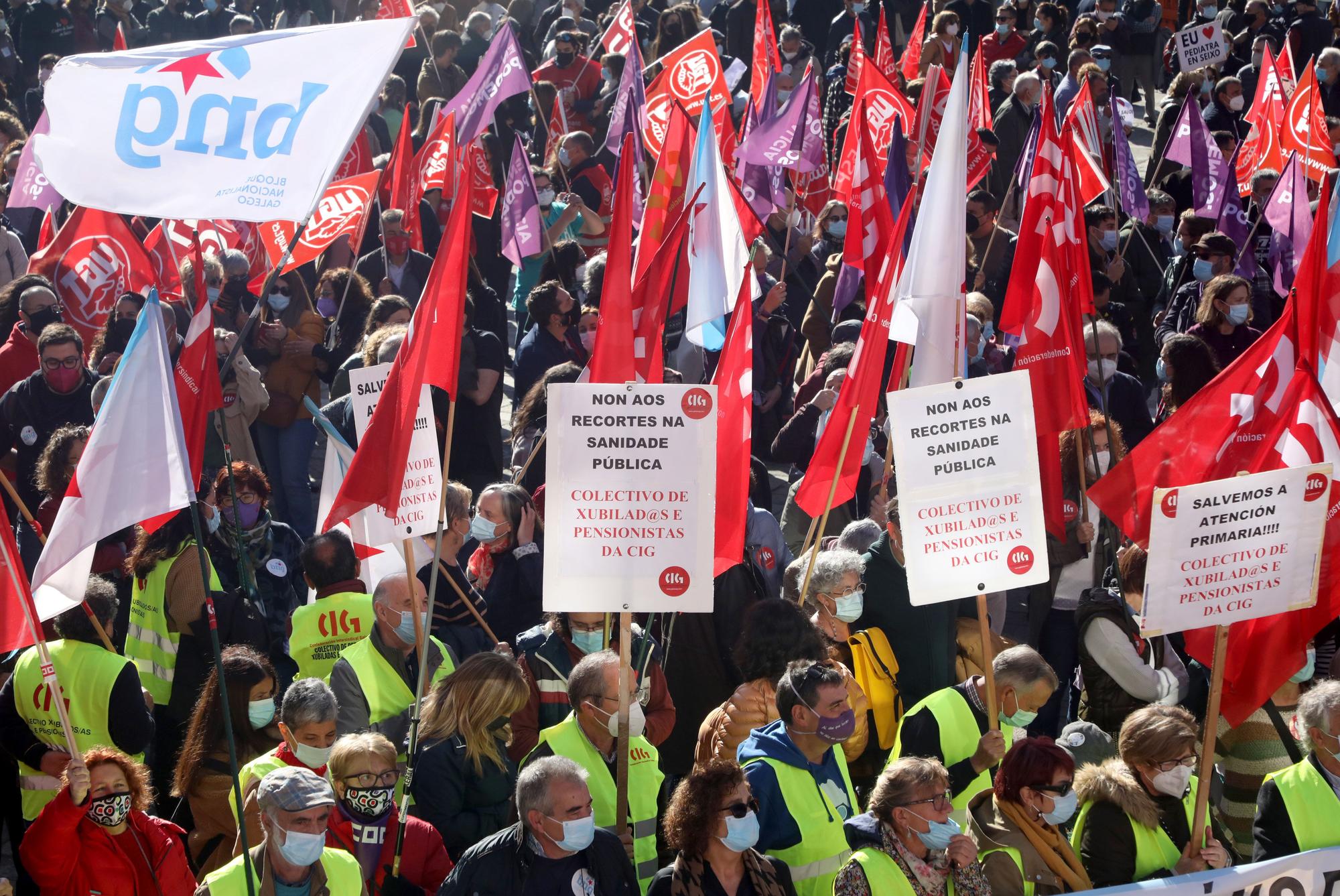 Masiva movilización en Santiago contra las "privatizaciones" y "recortes" del Sergas en Atención Primaria