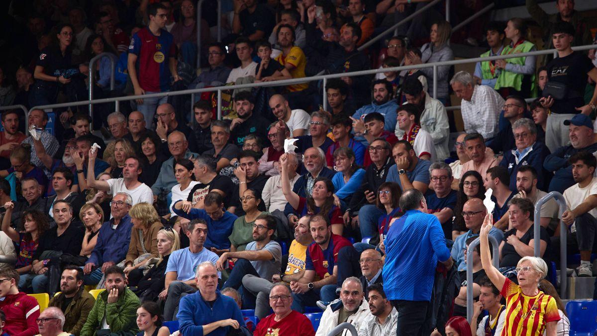 La afición del Barça mostró su descontento con la situación del equipo tras una nueva derrota en el Clásico