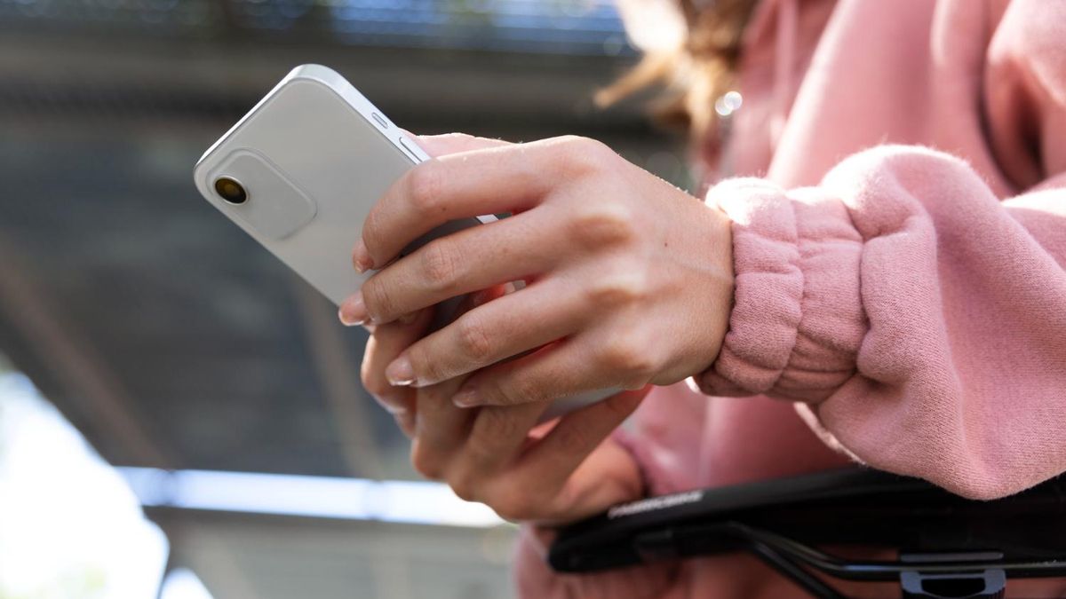 Una ciutadana utilitza el seu telèfon mòbil, en una imatge d'arxiu.