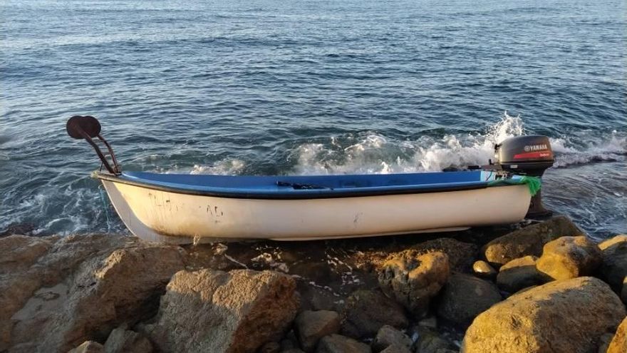 Aparece una patera encallada en El Campello