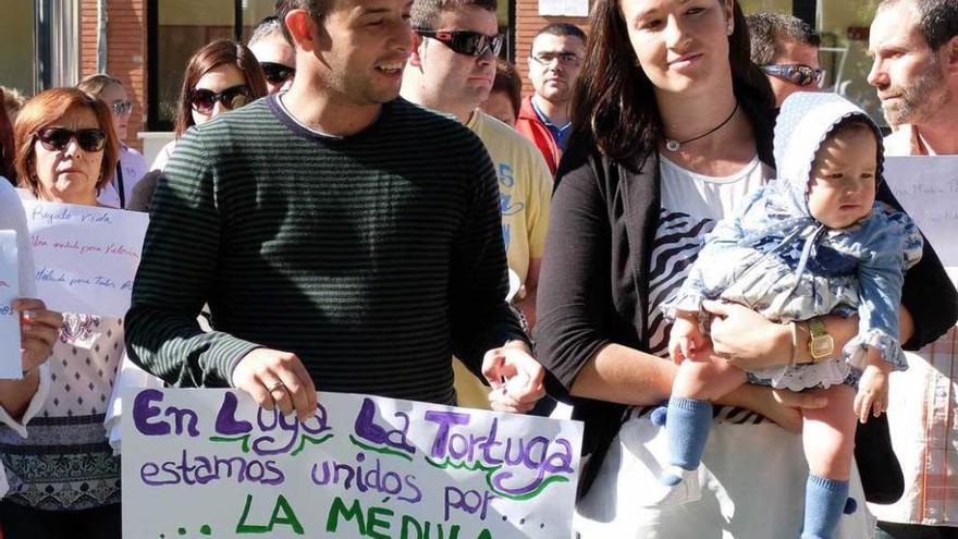 Valeria con sus padres, Adriana Díez e Iván Vilar.