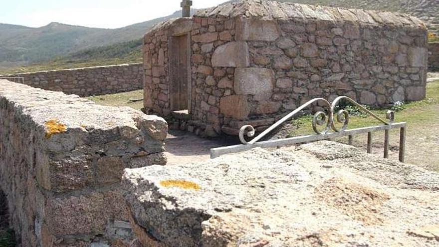 Vista del Cementerio de los Ingleses, en Camariñas, donde fueron enterradas las víctimas del &#039;Serpent&#039;. / m. c. s.