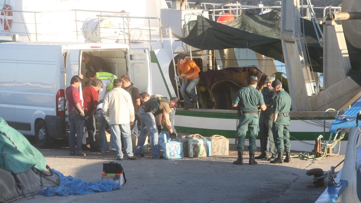 Imagen del momento en el que la Guardia Civil descargaba los fardos del Bergantín en el puerto del Grau.