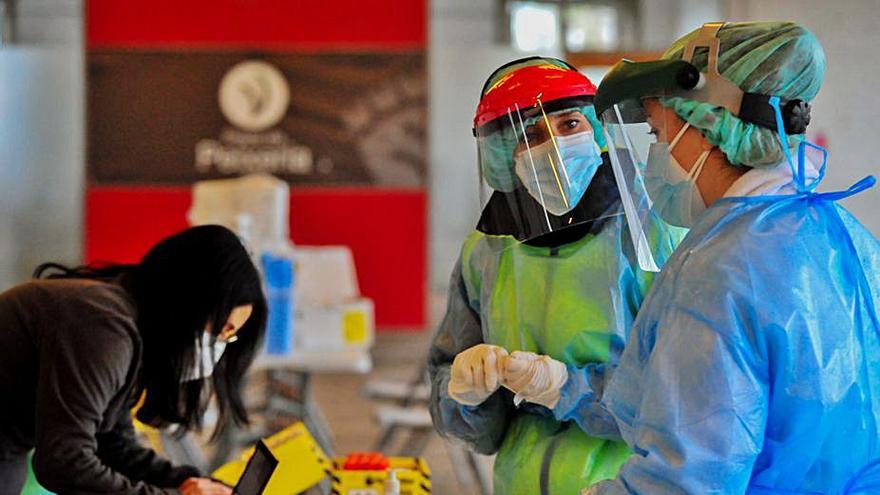 Equipo con los preparativos de las PCR en A Peixería.   | // IÑAKI ABELLA