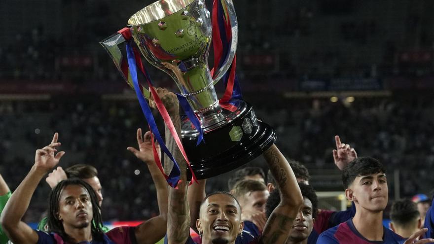 Los jugadores del Barça alzan la Copa que les acredita como campeones al final del encuentro contra el Villarreal.|  Efe