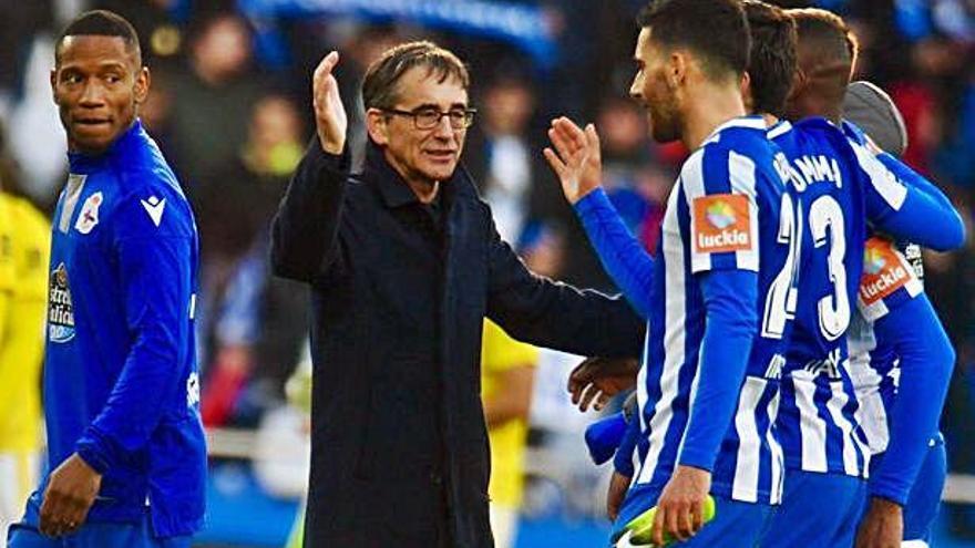 Fernando Vázquez se dispone a estrechar la mano de Bóveda tras el pitido final del Deportivo-Cádiz.