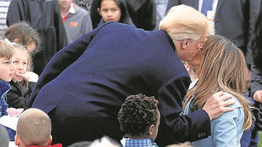 Casto beso de Trump a Melania tras su escándalo