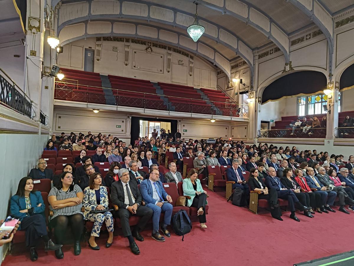 La rectora de la UJI y presidenta de CRUE, Eva Alcón, ha impartido la conferencia magistral de apertura del año académico 2025 de la Universidad de Santiago de Chile.