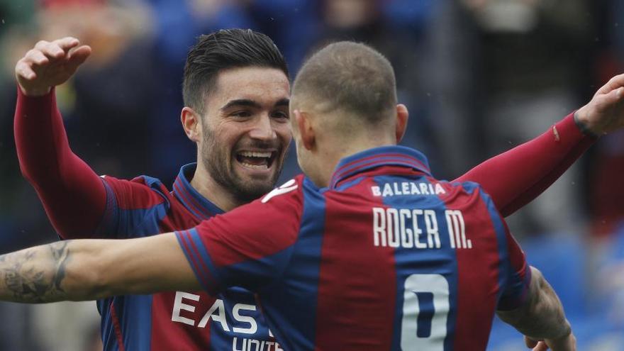 Jason celebra con Roger su gol, el único de la victoria  del Levante UD ante el Numancia.