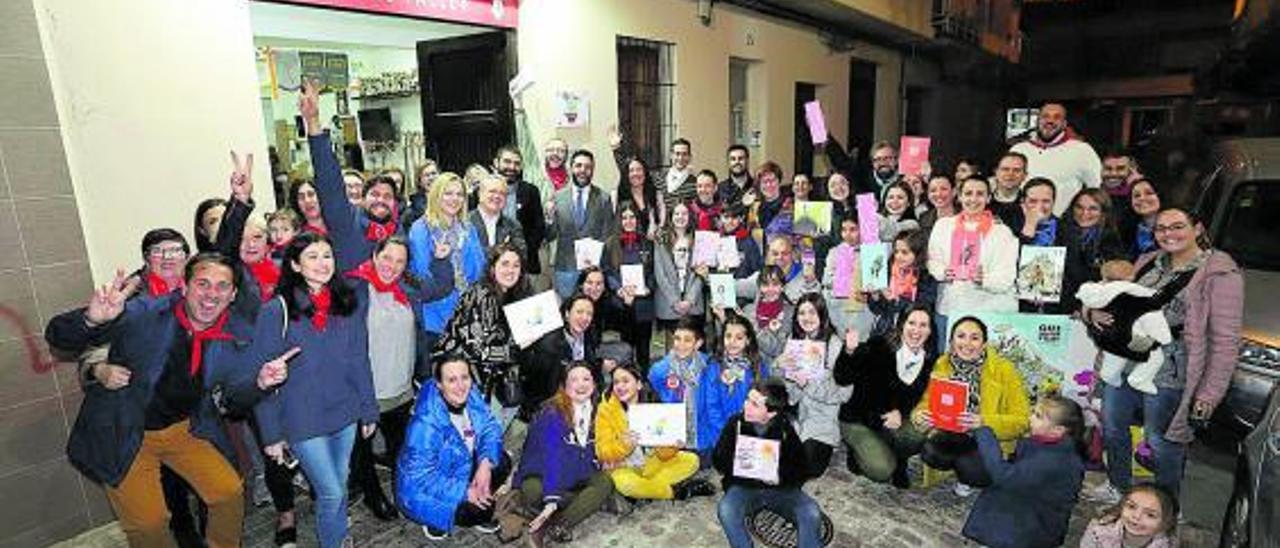 Las comisiones premiadas en 2020 por la Generalitat, celebrando el premio.  | DANIEL TORTAJADA