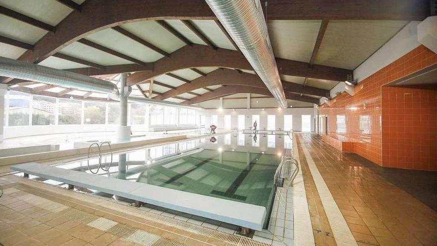 Interior de las instalaciones de la piscina municipal de Arteixo.