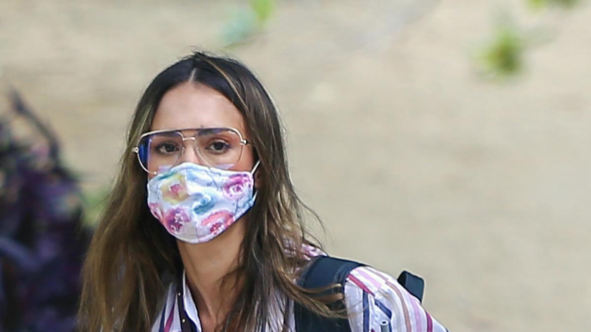 Jessica Alba con mascarilla de colores