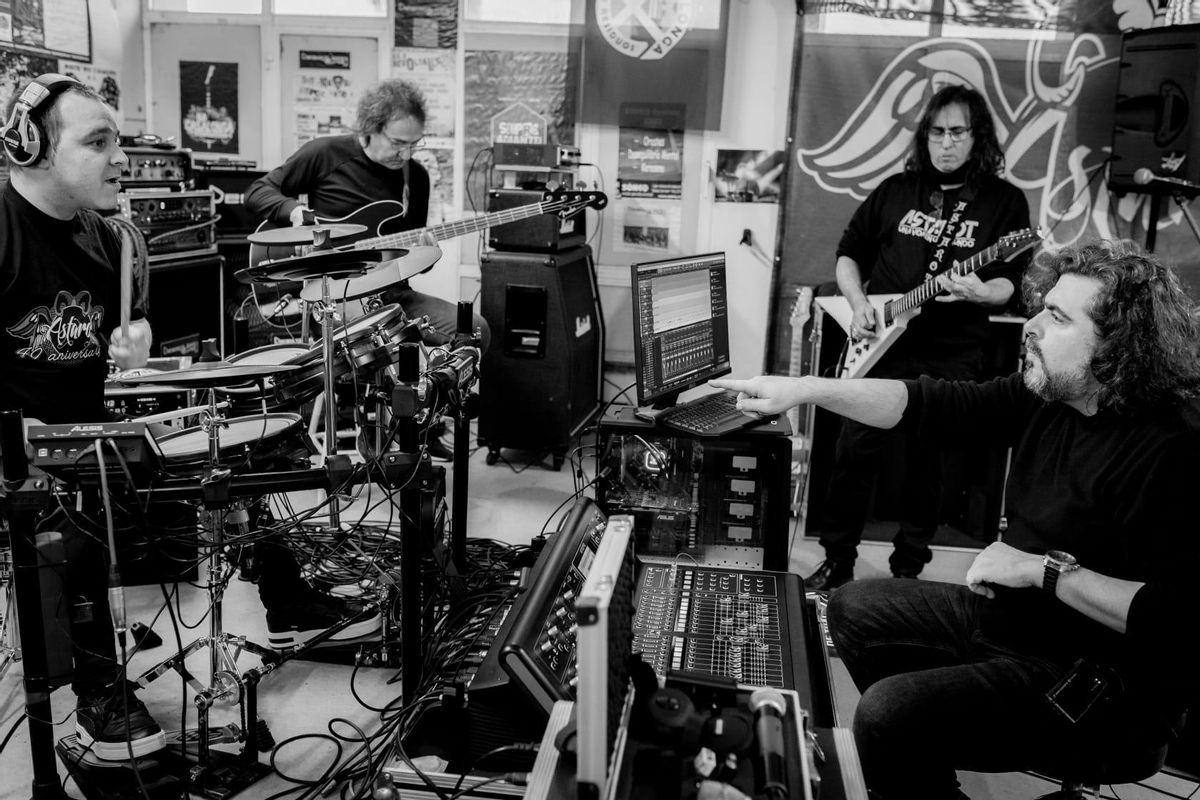Os membros de Astarot ensaiando para no estudo para o concerto do 40 aniversario desta semana no Auditorio de Cangas.