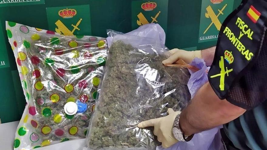 Dos detenidos por transportar más de dos kilos de marihuana