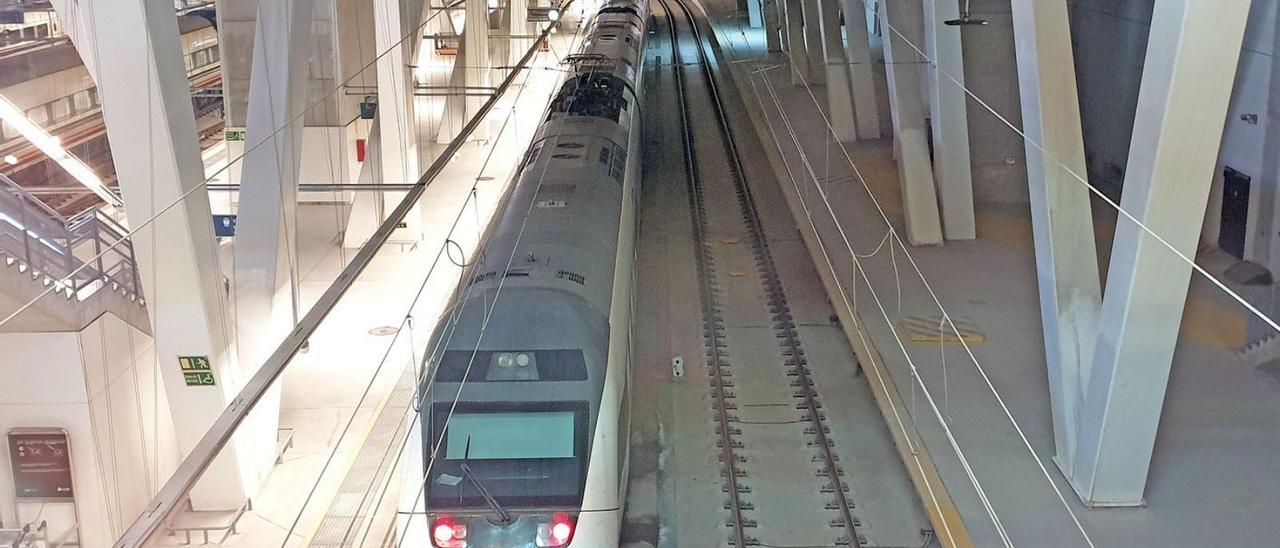 Un tren de Media Distancia estacionado en las vías de la estación de Vigo-Urzáiz.