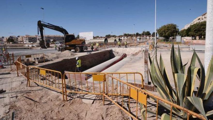 Obras de los colectores de la planta desalinizadora en la avenida de Desiderio Rodríguez, en la playa de Los Náufragos.