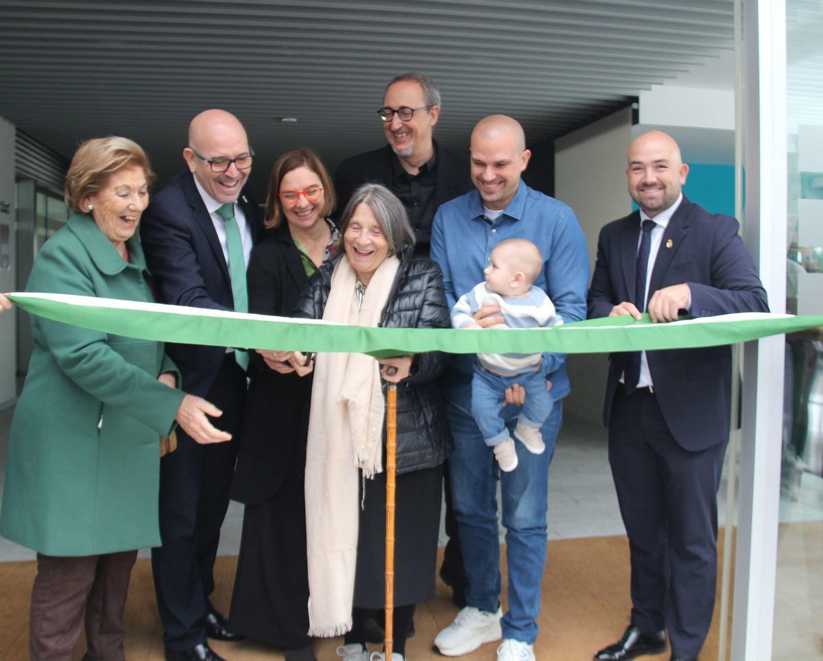 La piscina cubierta de  Cártama ha sido inaugurada por la socia número 1 de la ciudad deportiva, la más longeva y la más joven.
