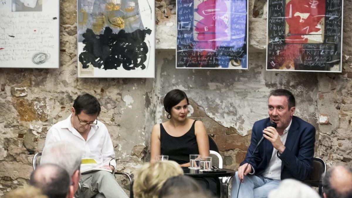 Ignacio Martínez de Pisón, Jenn Díaz y Luisgé Martín, en la presentación de la revista 'Enye' en la librería La Calders.
