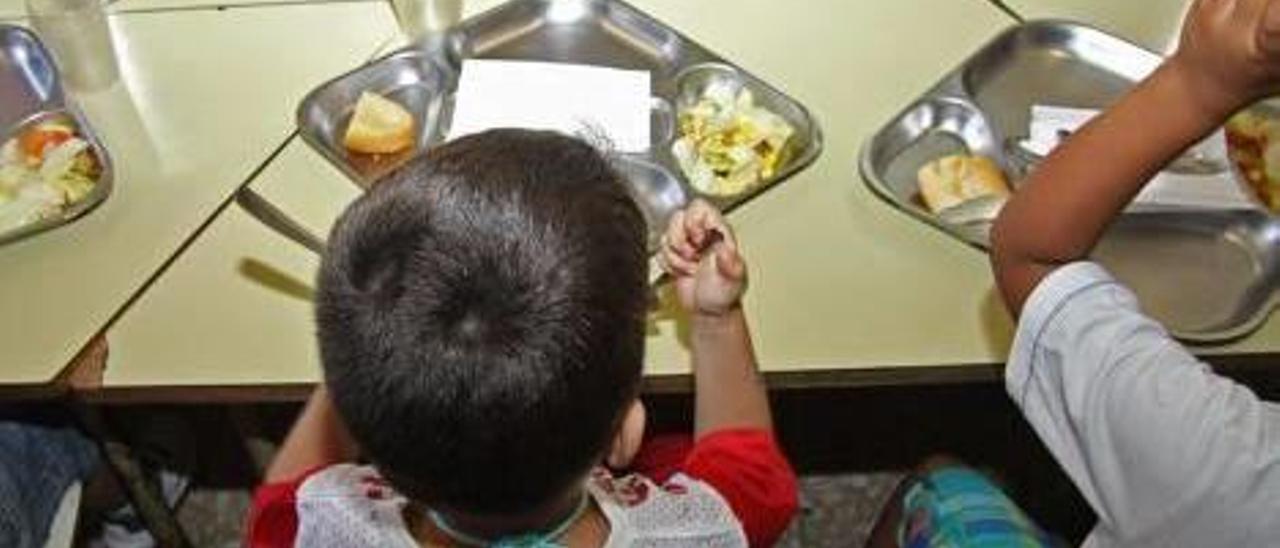 Alumnos con beca de comedor escolar en un colegio público.