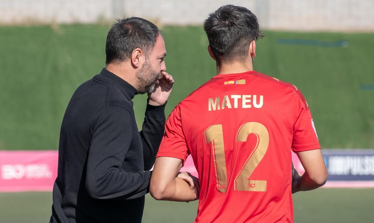 Risueño da instrucciones a un jugador en su debut en el Nou Morvedre.