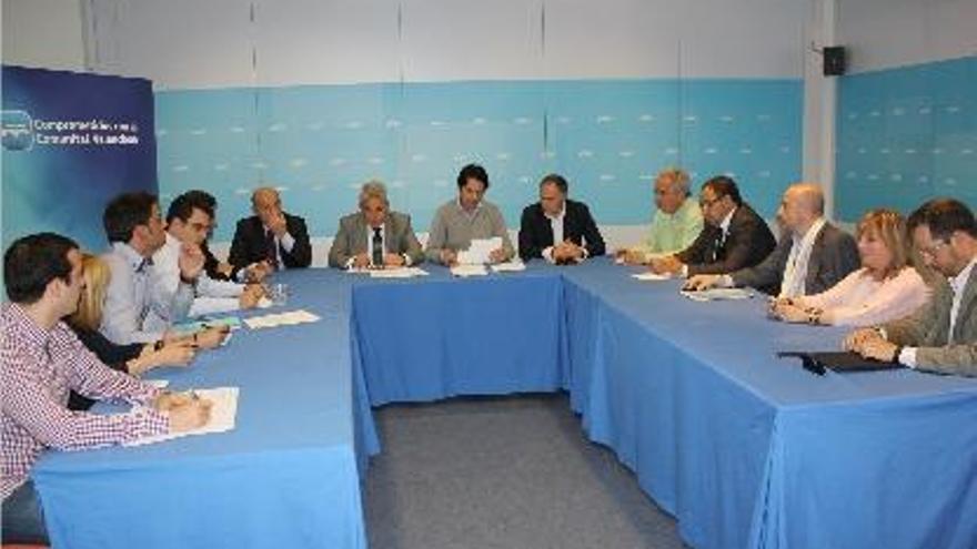 En el centro, Novo, Medina, Betoret y Llopis, ayer, durante el comité provincial de dirección.