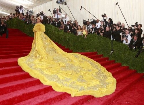 La cantante Rihanna ha sorprendido en la gala MET con un vestido que en las redes sociales muchos usuarios han definido como una tortilla o una pizza