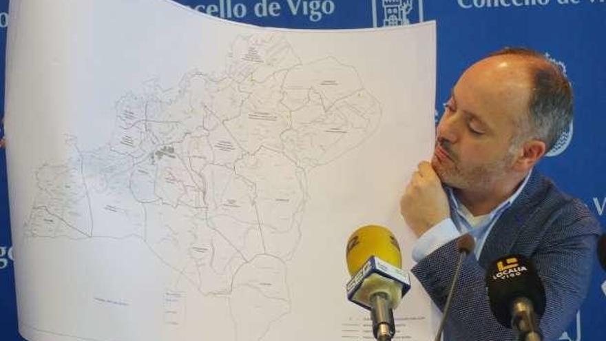 David Regades muestra el mapa de asfaltados de 2018.  // FdV