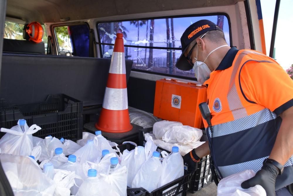 Voluntarios de Protección Civil cargan con las com