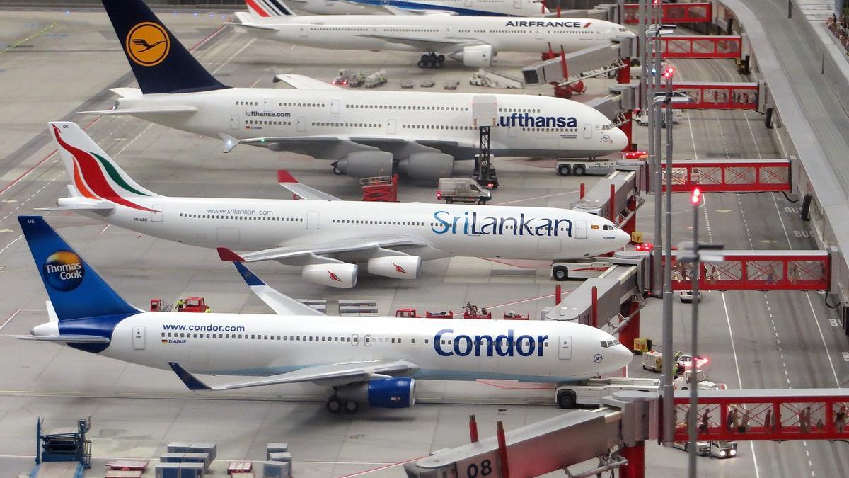 Aviones estacionados en el aeropuerto