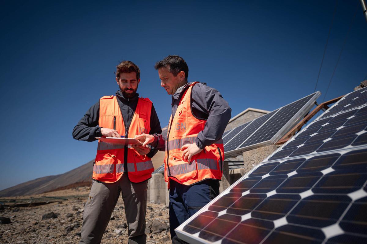 Investigadores del IGN junto a un sismómetro ubicado en Montaña Rajada, en el Parque Nacional del Teide.