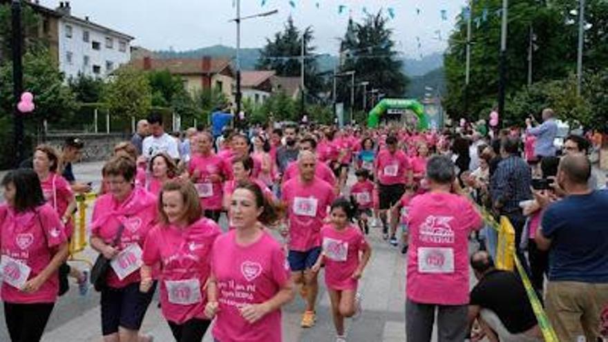 La última edición celebrada de la carrera contra el cáncer en Pola de Laviana.