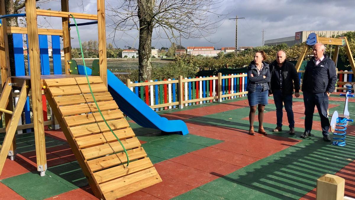 Durán visitó ayer el nuevo parque infantil de O Esteiro.