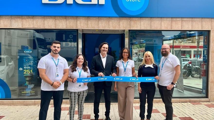 El chief commercial officer de DIGI España, Ángel Álvarez, ha sido el encargado de cortar la cinta inaugural de esta nueva tienda de DIGI ubicada en el número 55 de calle Ayala.
