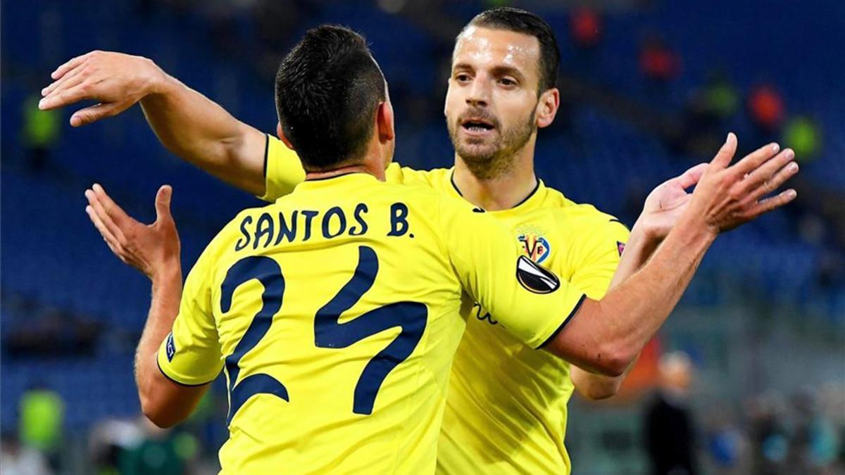 Soldado felicita a Santos Borré por su gol