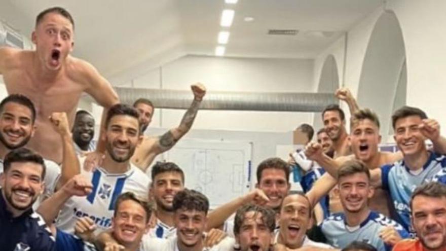 El equipo blanquiazul celebra el triunfo en el vestuario.