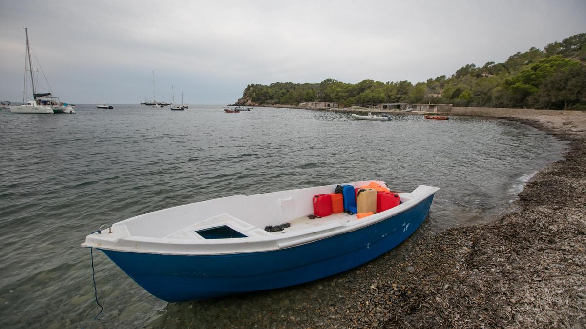 Patera encontrada en la costa de Ibiza.