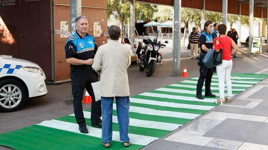 Labor de concienciacion de la Policía Local para el correcto uso de los pasos de cebra.