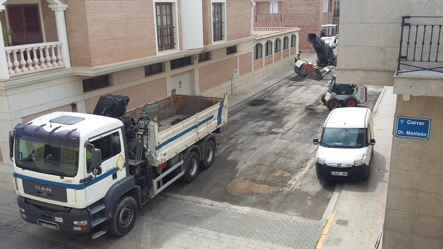 La Pobla asfalta las calles más deterioradas