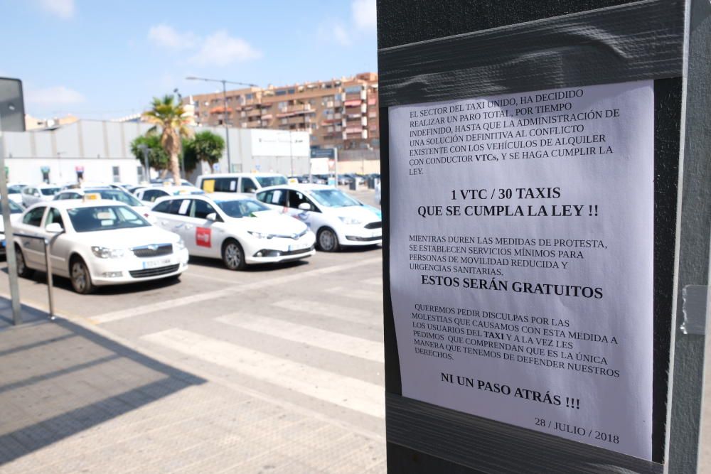 La huelga indefinida continúa: turistas cargados de maletas sin taxi en Alicante.