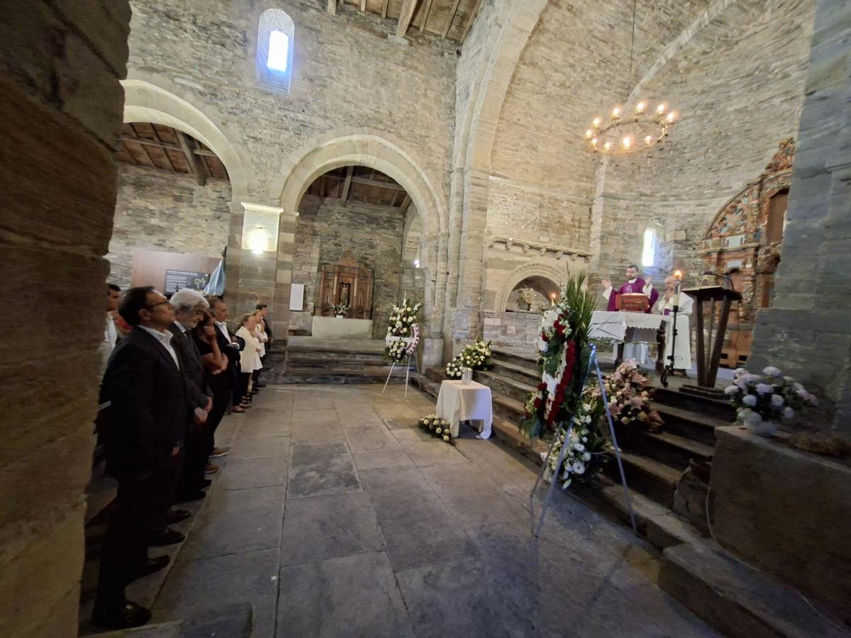 En imágenes: La iglesia de Santa María, en Villanueva, se llena para dar el último adiós a Enrique López En imágenes: La iglesia de Santa María, en Villanueva, se llena para dar el último adiós a Enrique López