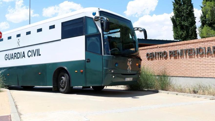 Un furgón de la Guardia Civil llega a un centro penitenciario.