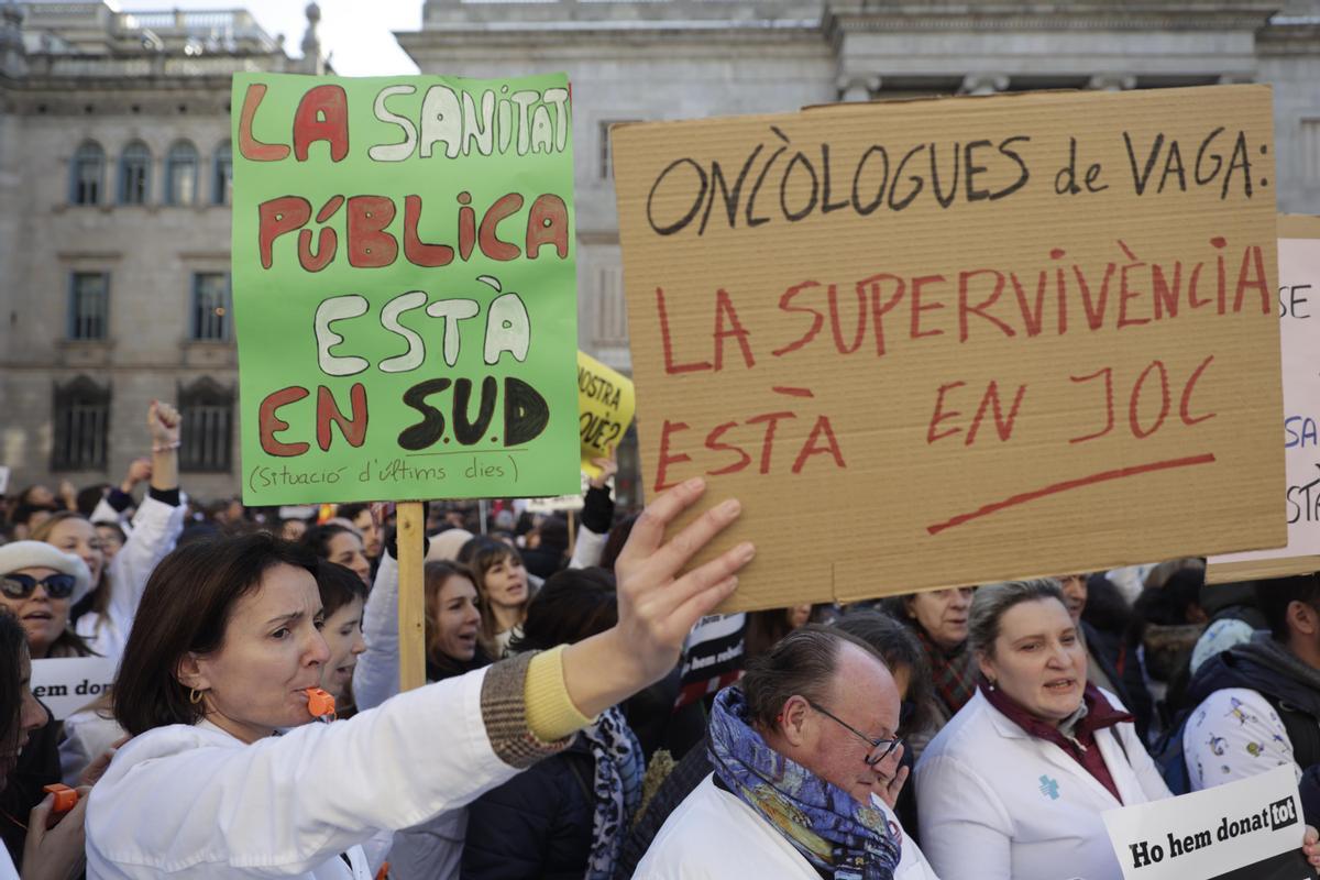 Multitudinaria manifiestación de médicos en el 2º dia de huelga