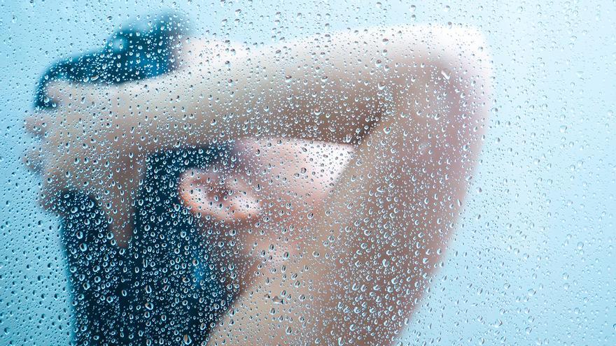 Adiós a la humedad de la mampara de la ducha: el papel de supermercado que la elimina de una pasada