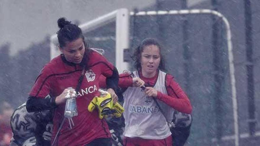 Las deportivistas Noelia Bermúdez y Carlota, ayer en Abegondo.