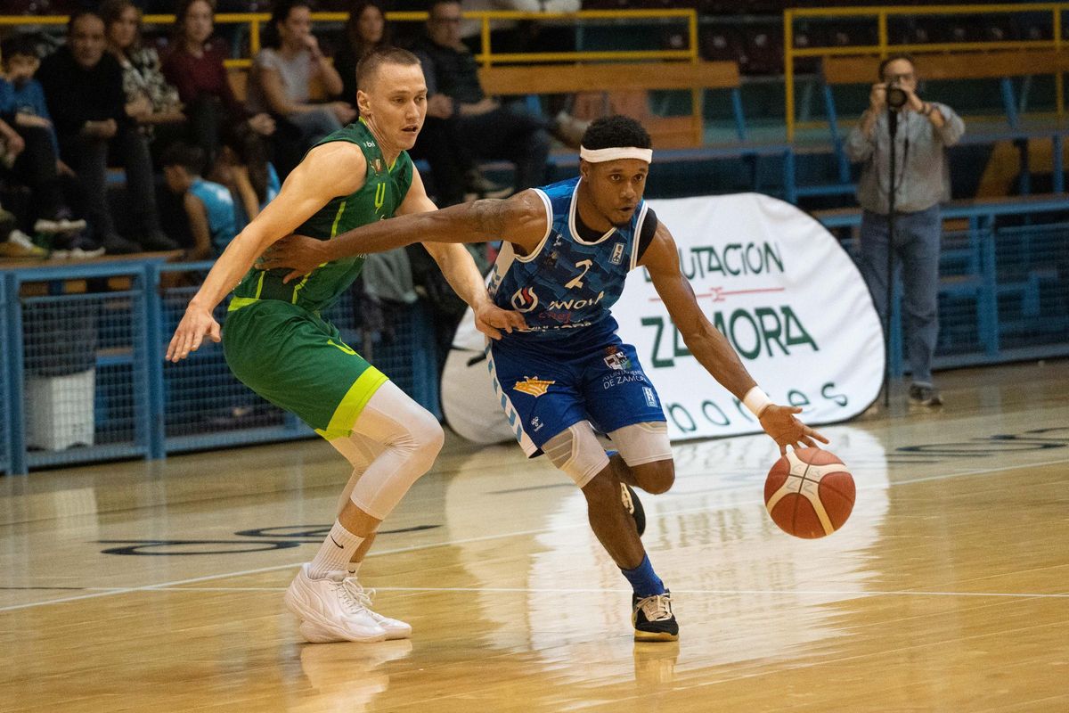 Powell desborda a un rival durante un partido en el Ángel Nieto