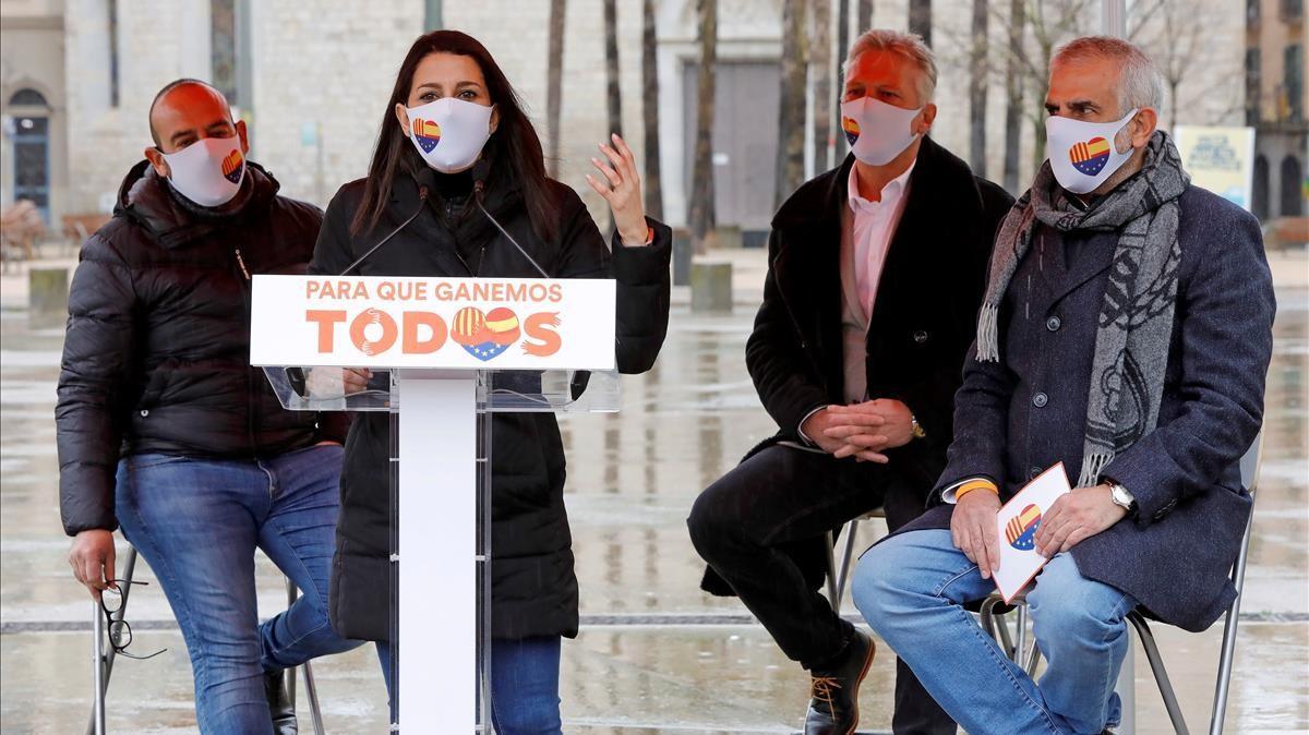 La presidenta de Ciudadanos, Inés Arrimadas, el candidato a la presidencia de la Generalitat, Carlos Carrizosa, el eurodiputado Jordi Cañas, y Juan Castel protagonizan este domingo a un acto de campaña celebrado en Girona. 